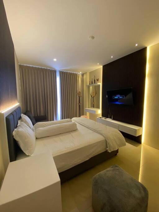 Nagoya Thamrin Apartment High Floor With View Exterior photo